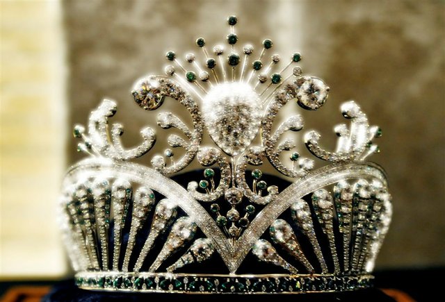 2009-04-jn-miss-usa-crown